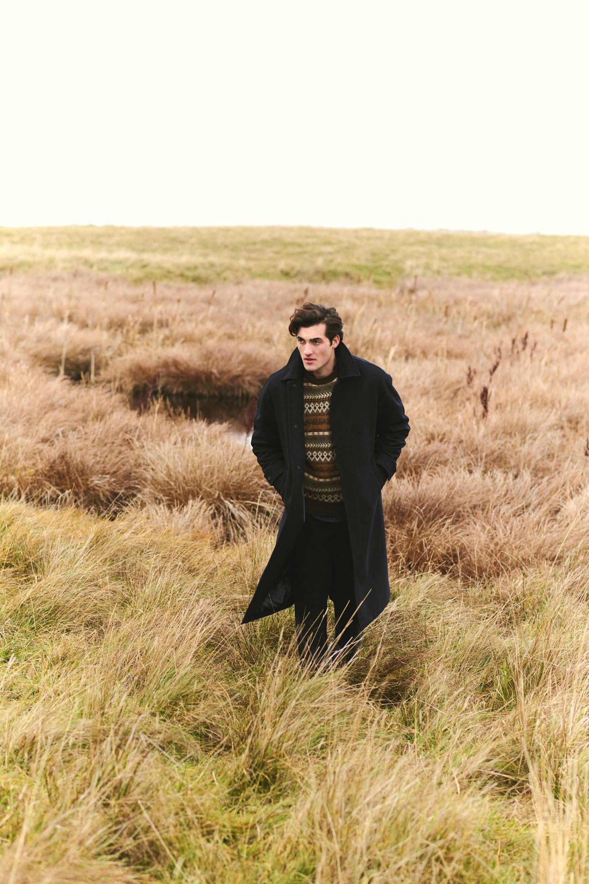 Forét Pine Wool Coat í náttúrligum landslagi
